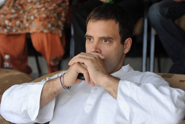 rahul gandhi,uttar pradesh elections,rahul gandhi campaign,shoe on rahul gandhi  రాహుల్ గాంధీ పై బూటు పడింది!